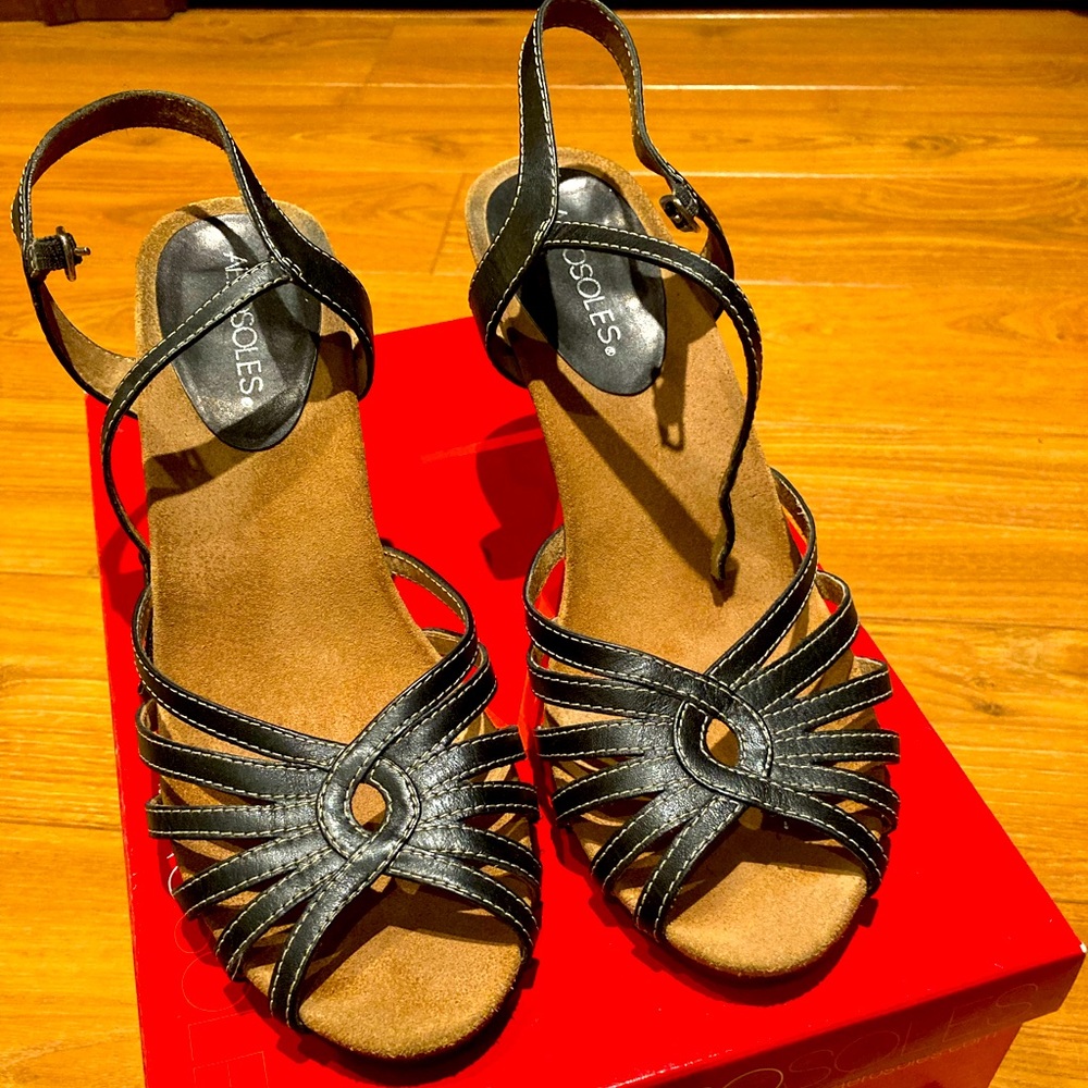 Aerosoles Black Leather Wedge Heels Shoes Feather Thread Size 9 Beautiful Clean